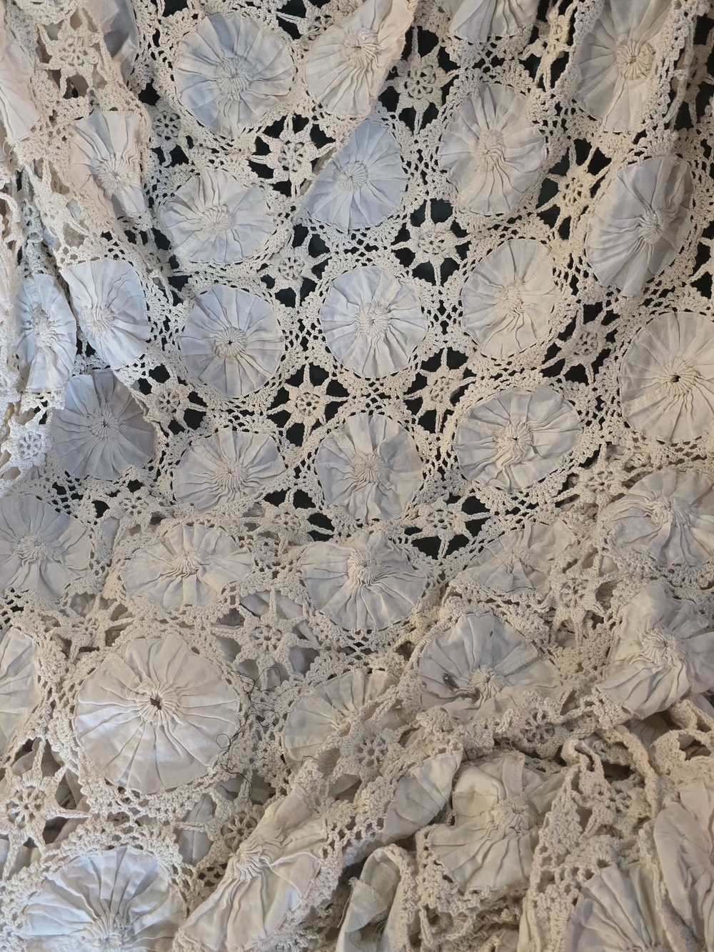 Vintage-style Yo-Yo Crochet Coverlet, Fit my King Sized Bed with some Overhang
